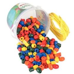 Perles en plastique - 7 formes diffférentes - Seau de 245 perles